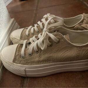 Cream Casual Low-Top Sneakers with Textured Fabric and Thick Rubber Sole